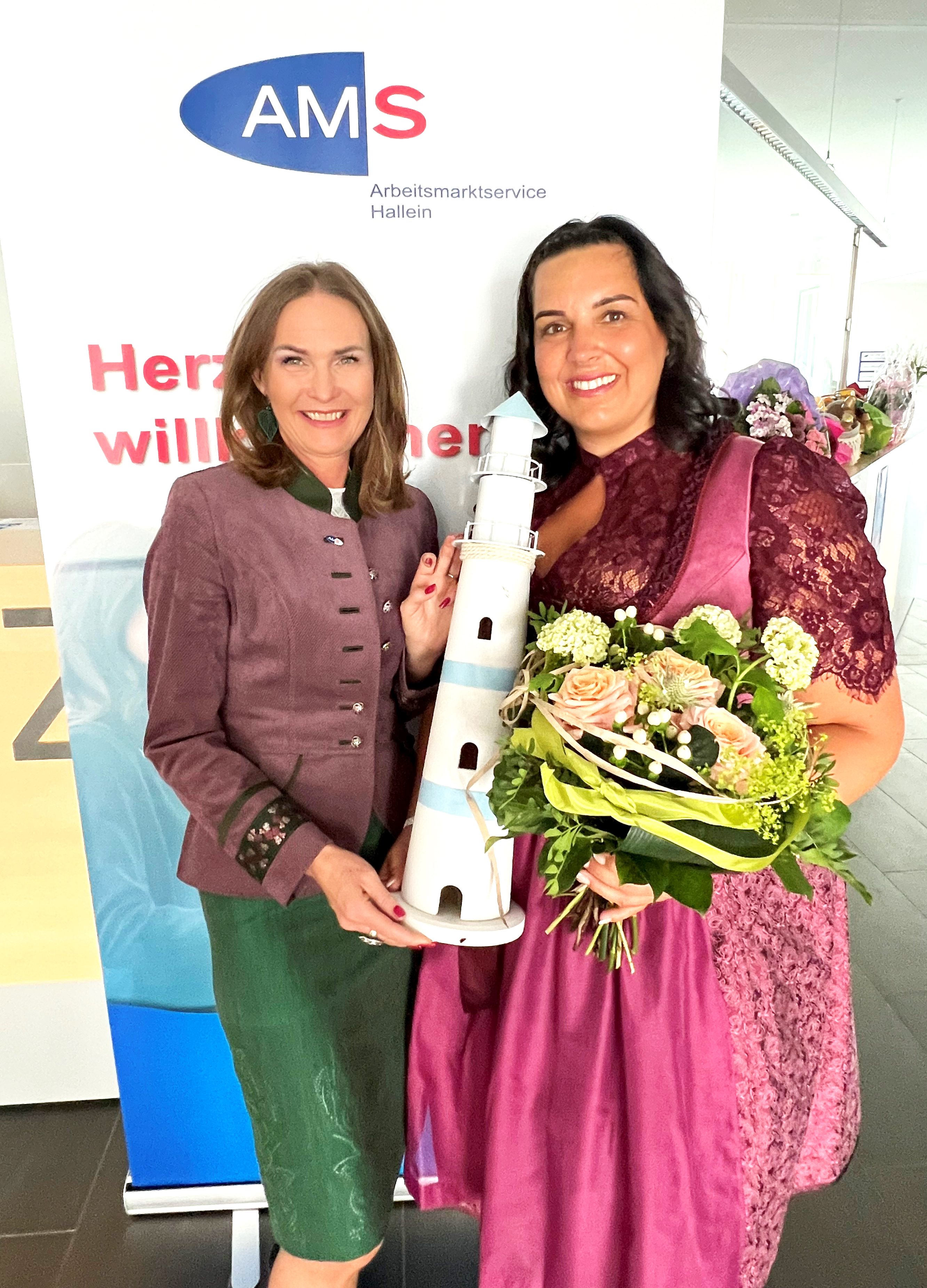 AMS Landesgeschäftsführerin Jacqueline Beyer (l.) mit Katrin Klimitsch (zukünftige Leiterin des AMS Hallein)