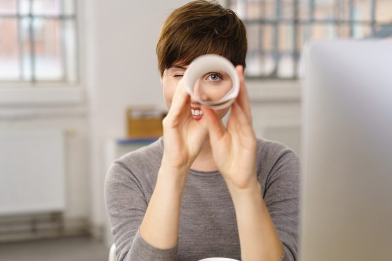 frau im büro hält ausschau nach guten angeboten