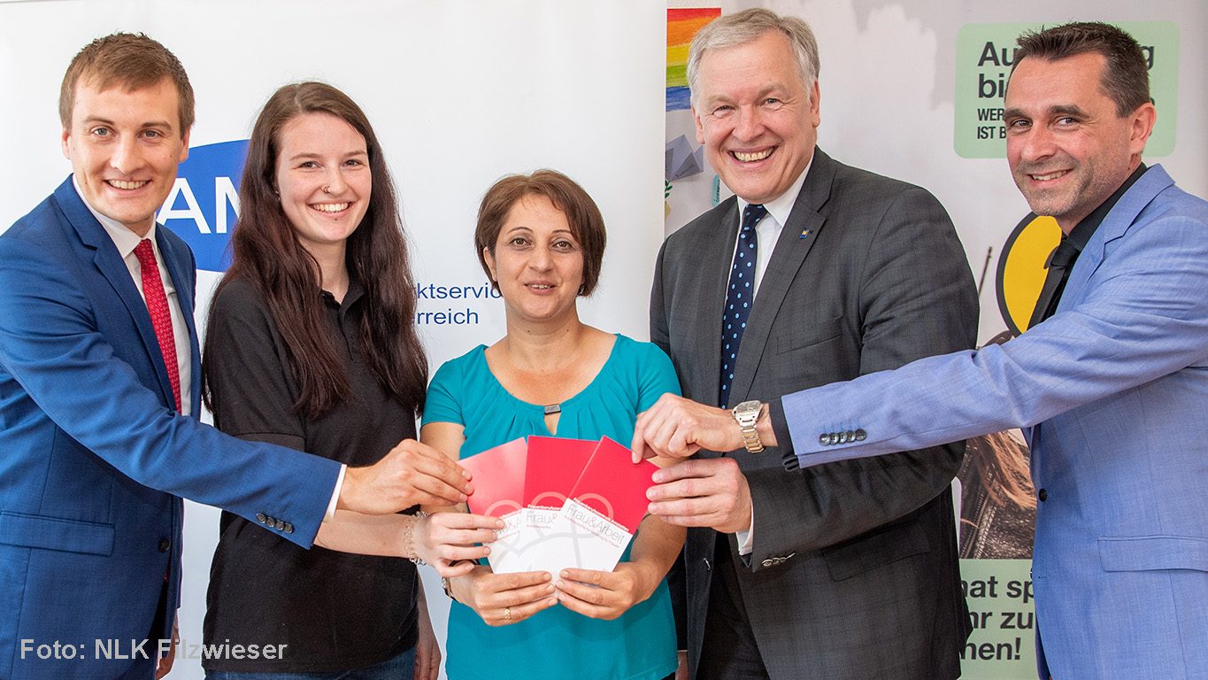 Pressekonferenz Amstetten 05.07. 2019: AMS-NÖ-GF Sven Hergovich,  Lisa Watschka (Lehre zur Spannungstechnikerin und technische Zeiczhnerin), Tadevik Tumanjan (Ausbildung zur Gartencenterkauffrau) mit Landesrat Martin Eichtinger und Günther Widy / SMS.