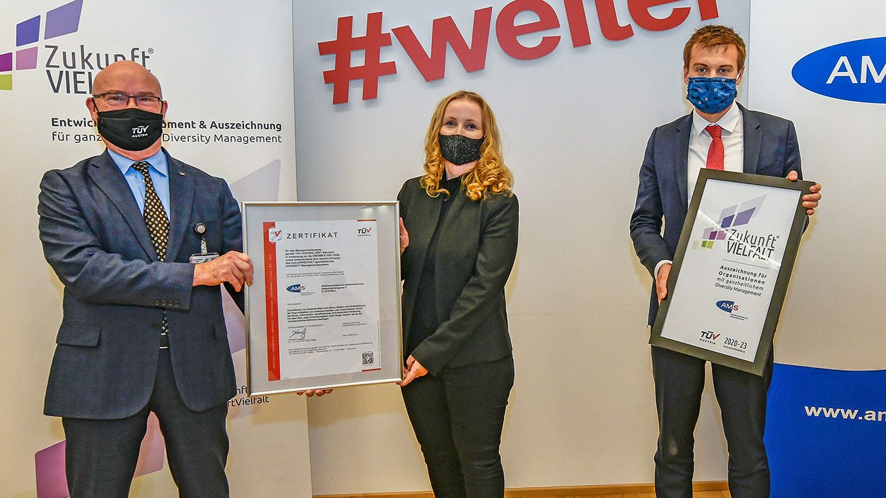 Überreichung des Zertifikats "Zukunft Vielfalt" des TÜV Austria an das AMS Niederösterreich.