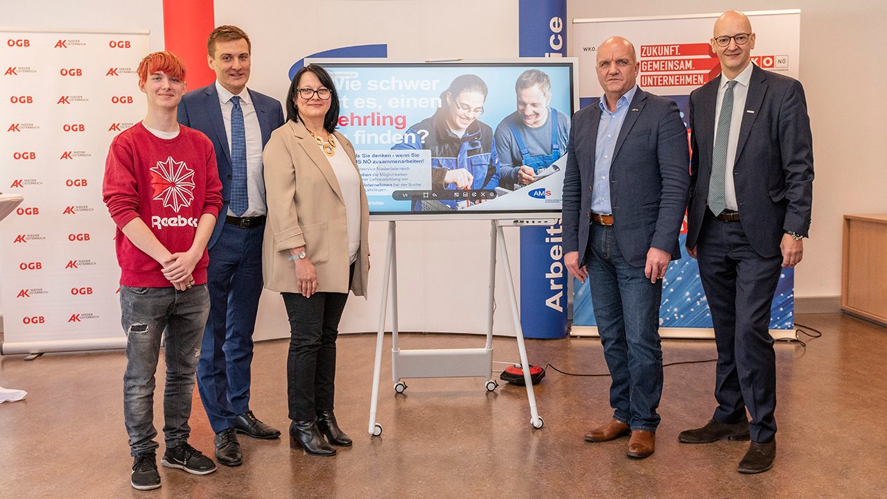 Podium der Pressekonferenz des AMS NÖ zur Werbekampagne "Wie schwer ist es...?"