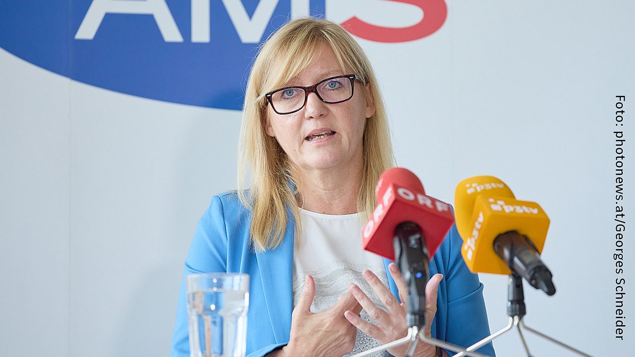 Foto der neuen Landesgeschäftsführerin des AMS Niederösterreich, Sandra Kern, bei der Pressekonferenz am 19. Juli 2023 in Sankt Pölten