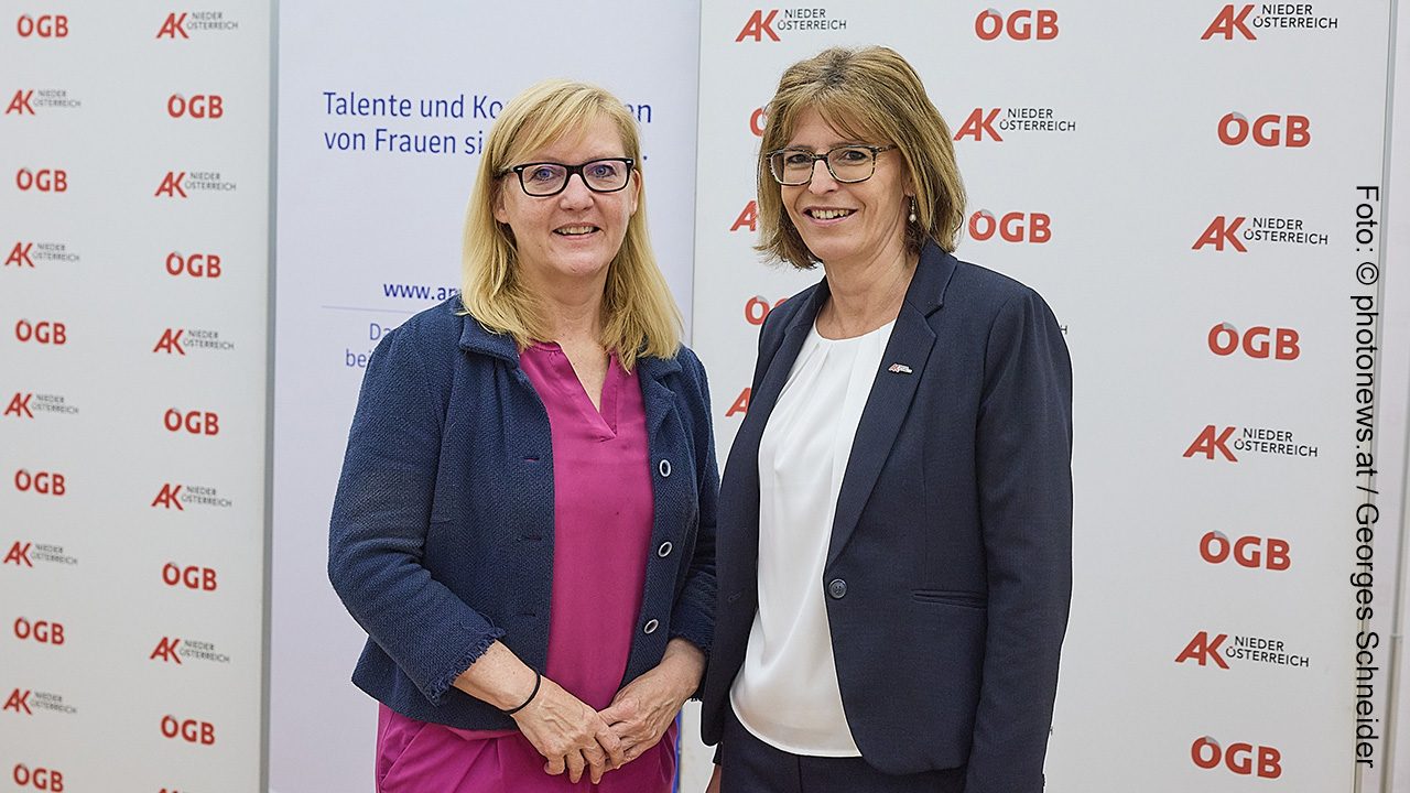 Sandra Kern (l.), AMS NÖ-Landesgeschäftsführerin und Angela Fischer, AK NÖ-Vizepäsidentin beim Rundgang über die Stände in der AK St. Pölten.