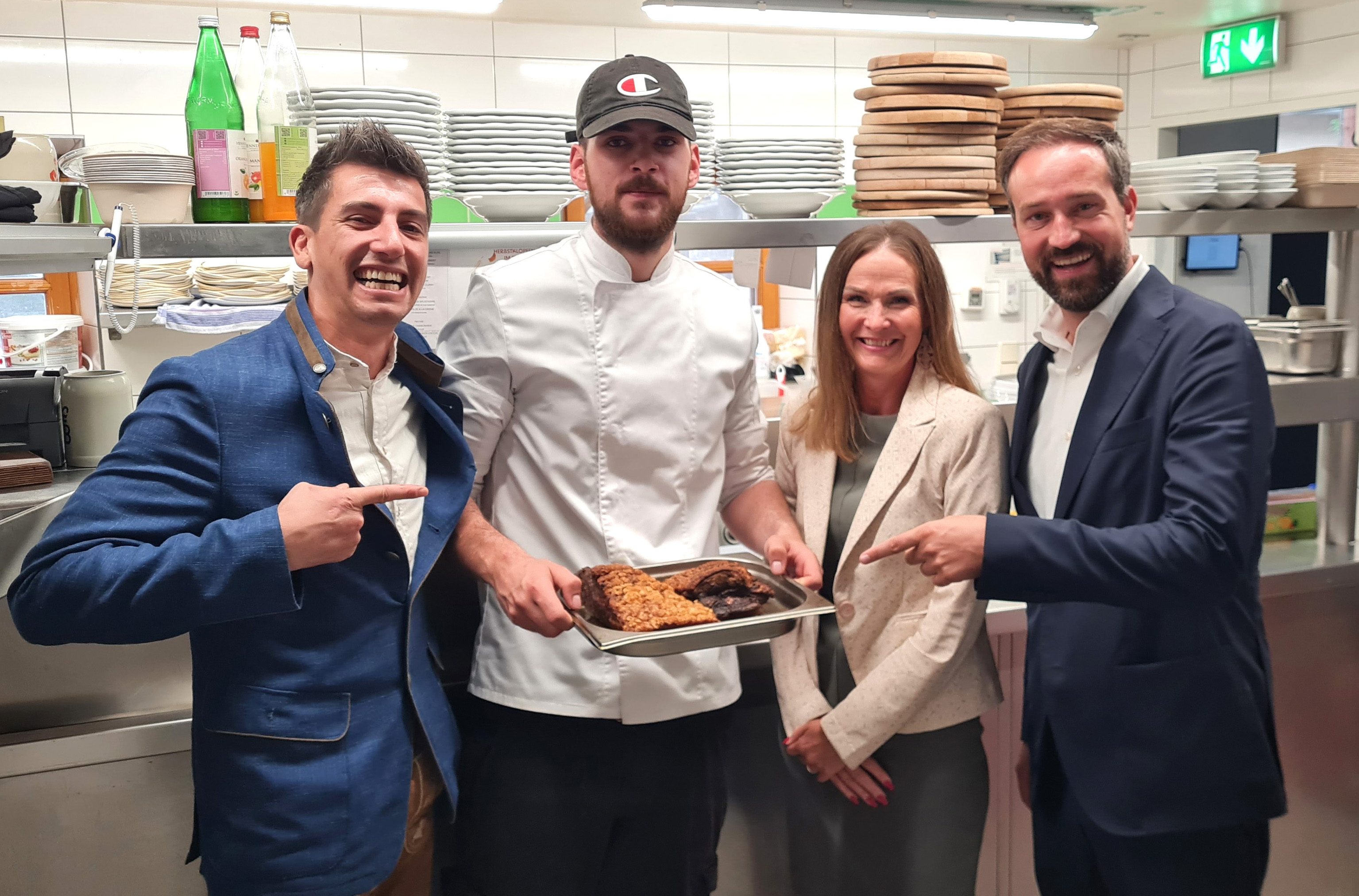 Im Bild v.l.: Fuxn-Chef Johannes Absmann, AQUA-Teilnehmer Christian Markovic, AMS Landesgeschäftsführerin Jacqueline Beyer und Landeshauptmann-Stellvertreter Stefan Schnöll. Salzburg,