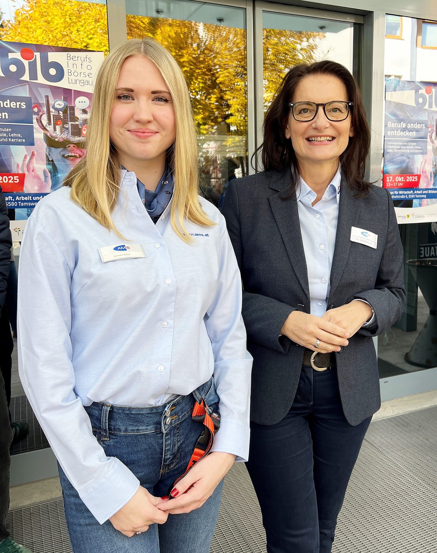 Jennifer Holzer (Lehrling im AMS Tamsweg) mit Mag.a Christine Schultes (Leiterin des AMS Tamsweg)