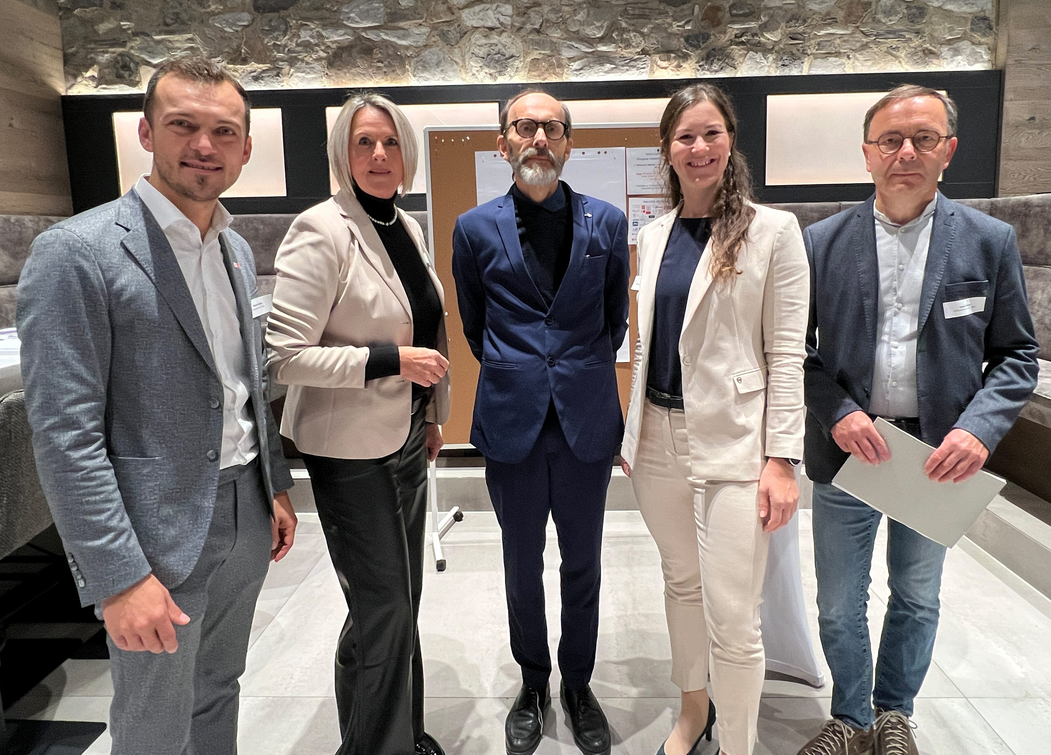 v.l.: Samed Aksu (Leiter der Arbeiterkammer Pongau), Brigitte Gruber (AMS Bischofshofen), Thomas Burgstaller (Leiter AMS Bischofshofen), Julia Kröll (Landesgeschäftsführung AMS Salzburg) und Mag. Josef Felser (Leiter der WKS-Bezirksstelle Pongau)