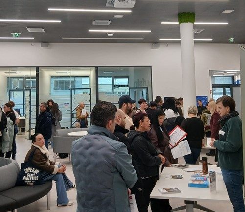 Besucher_innen informieren sich bei den Ausbildungseinrichtungen