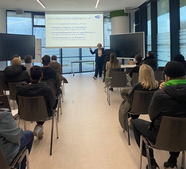 Verena Fossl, Abteilungsleiterin BerufsInfoZentrum AMS Salzburg-Stadt, informiert anhand von Beispielen, wie sich eine Ausbildung auf das Einkommen auswirkt