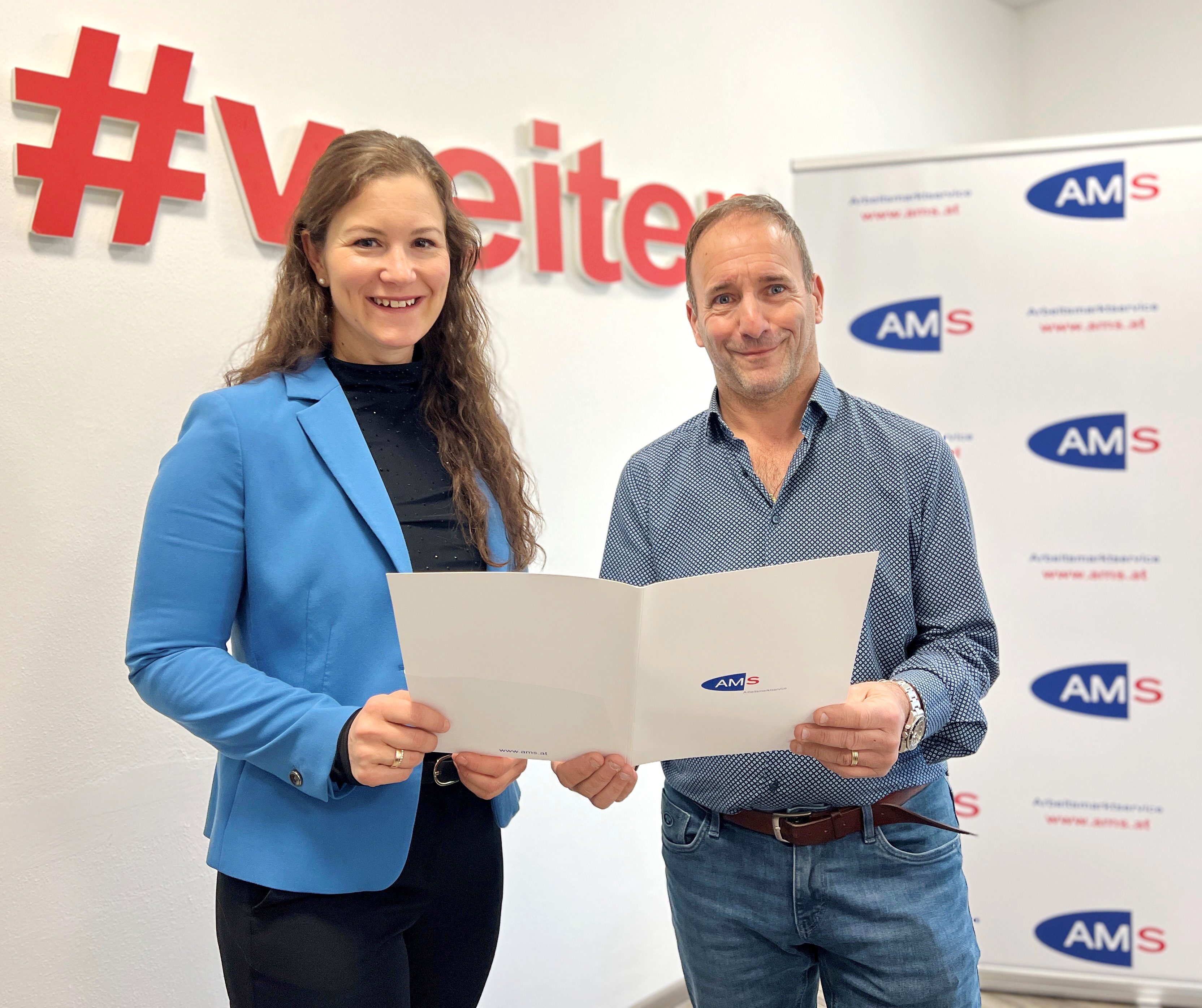 Reha-Berater Gerhard Schierhuber mit Julia Kröll, interimistische Landesgeschäftsführerin des AMS Salzburg