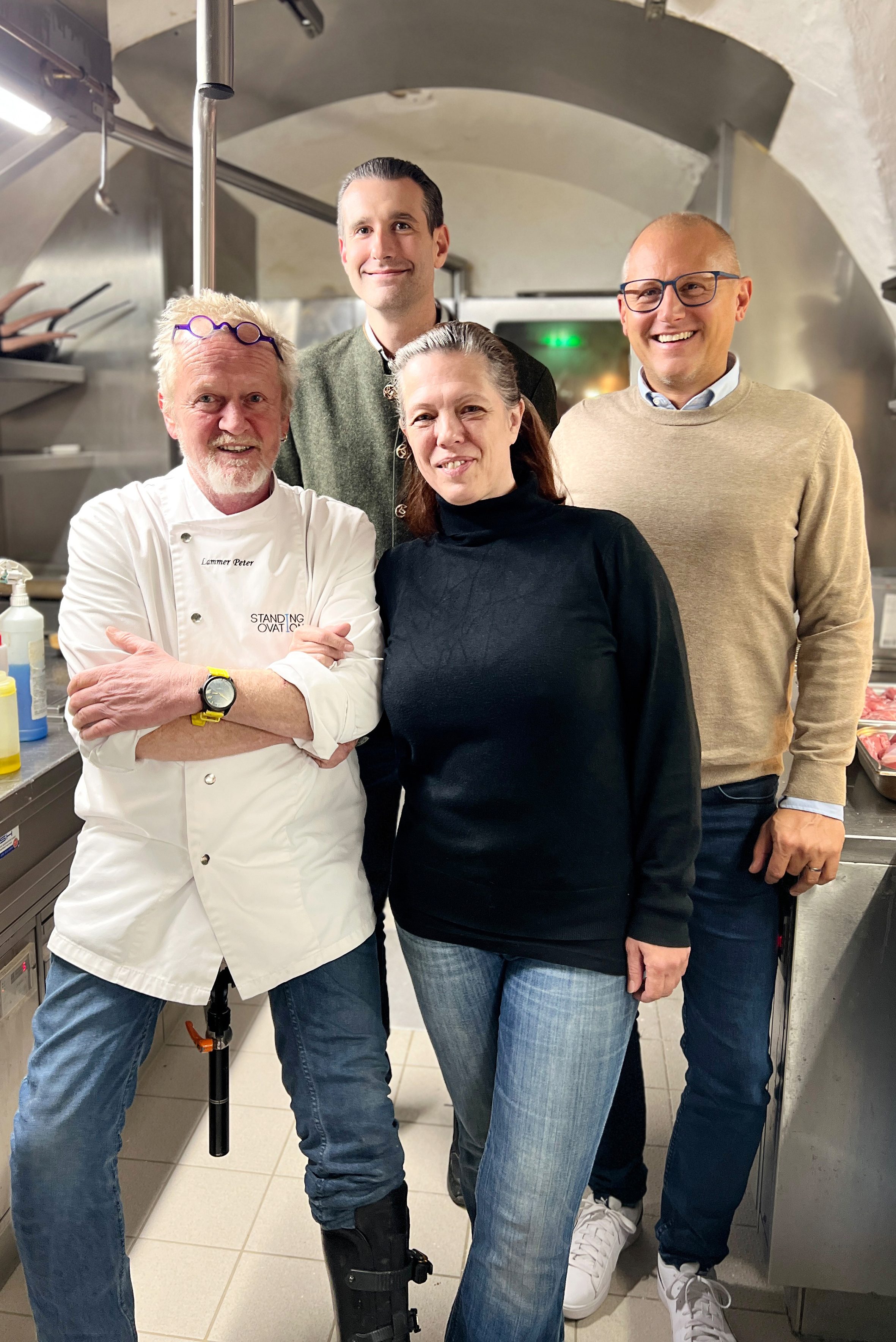 Peter Lammer und Silvia Löcker vom Johanneskeller (vorne) mit Christoph Stoppacher (AMS Salzburg-Stadt) und IBB-Berater Richard Gutmann