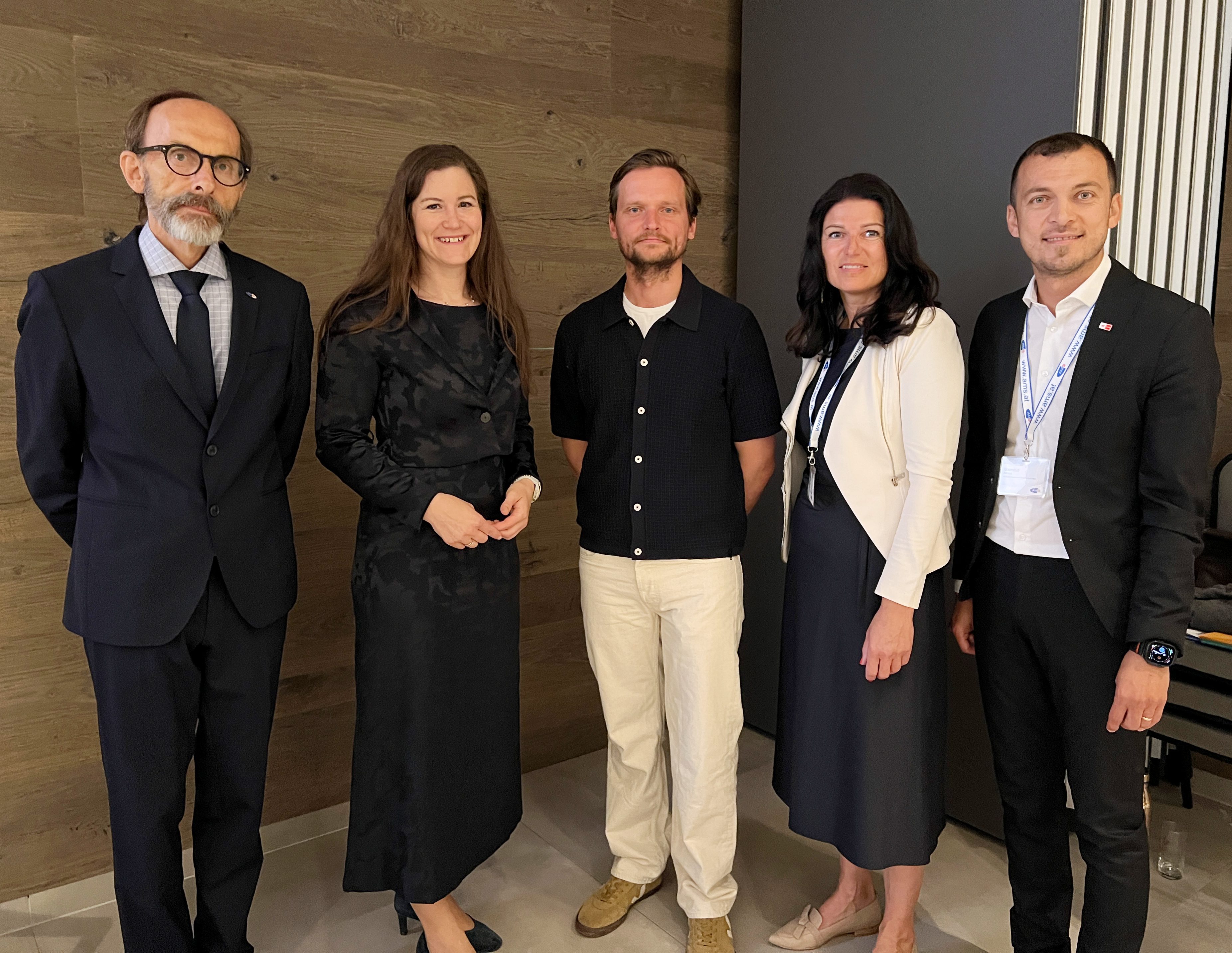 Thomas Burgstaller (Leiter der AMS-Geschäftsstelle Bischofshofen), AMS-Landesgeschäftsführerin Julia Kröll, Julian Scharfetter (Unternehmer aus Bad Hofgastein), Elke Steinbacher (Bezirksstellenobfrau der Wirtschaftskammer Pongau) und Samed Aksu (Leiter der AK-Bezirksstelle Pongau)
