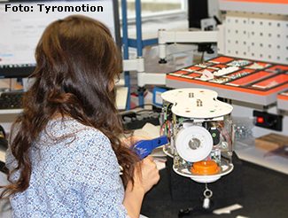 Arbeiterin an Maschine