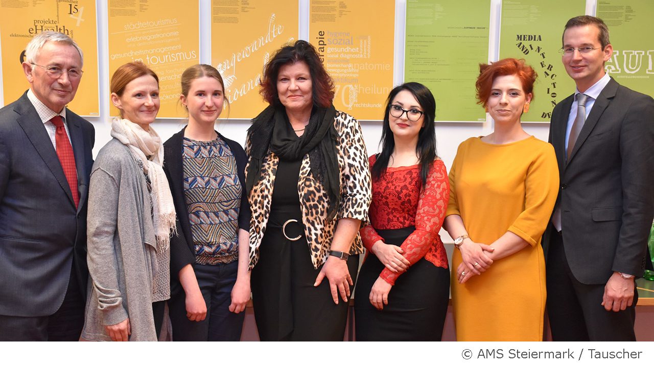 v.l.n.r.: Karl Peter Pfeiffer (wissenschaftlicher Geschäftsführer FH JOANNEUM), Irmgard Wilfinger (Internettechnik), Michaela Neuhold (Elektronik und Computer Engineering), Christina Lind (stv. Landesgeschäftsführerin AMS Steiermark), Laura Predl, Suzana Sorda (beide Industriewirtschaft), Martin Payer (kaufmännischer Geschäftsführer FH JOANNEUM)
