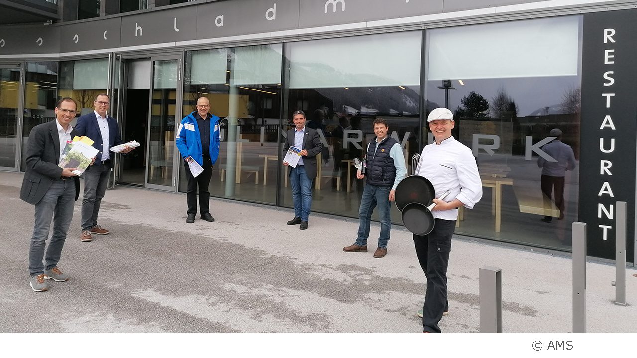 Bildtext: Gemeinsam mit Wirtschaftskammer Regionalstellenleiter Christian Hollinger und Hotelier Roland Gyger, sowie dem Geschäftsführer der QUA, Dietmar Fuchs besuchte AMS Leiter Helge Röder die AMS Ausbildungen der Tourismusakademie Ennstal Jungsommelier/Jungsommelière mit Sommelier Stephan Fuchs und den Kurs „Küche & Genuss“ mit einem Schwerpunkt auf die regionale Küche mit Küchenmeister Ferdinand Bauernhofer im Congress Schladming.