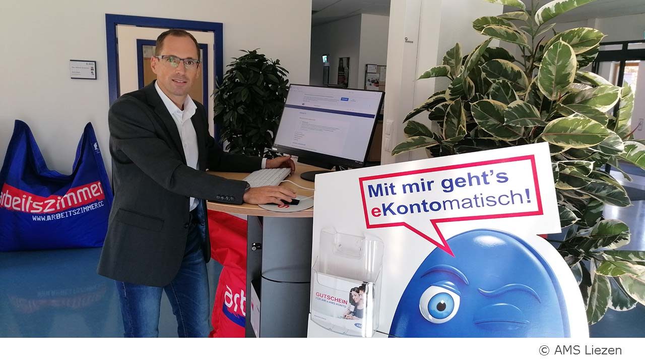 AMS Liezen Leiter Helge Röder am Computer