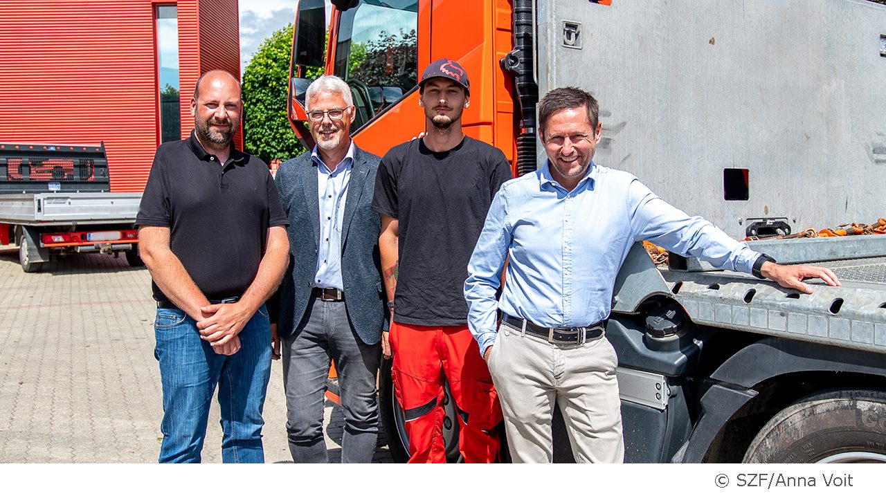 Im Bild: Geschäftsführer Michael Kaltenegger, Otto Liebminger (SZF), Teilnehmer Johann Metnitzer, Uwe Blauensteiner (SZF)