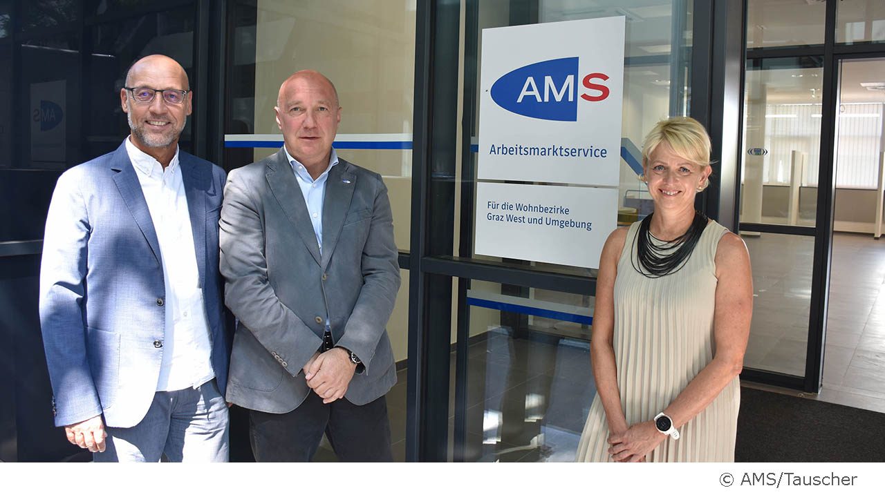 Im Bild von links: AMS-Landesgeschäftsführer Karl-Heinz Snobe und die Leitung des AMS Graz West und Umgebung, Christian Namor und Karin Außerhofer