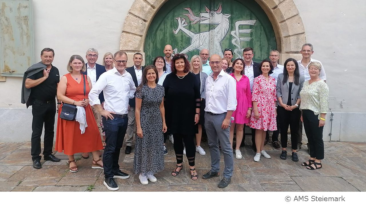 Die Delegation aus Deutschland vor dem Grazer Landhaus, im Vordergrund von links nach rechts: Johannes Pfeiffer (Vorsitzender Regionaldirektion Niedersachsen-Bremen, Bundesagentur für Arbeit), Soziallandesrätin Doris Kampus, Christina Lind und Karl-Heinz Snobe (Landesgeschäftsführung AMS Steiermark)