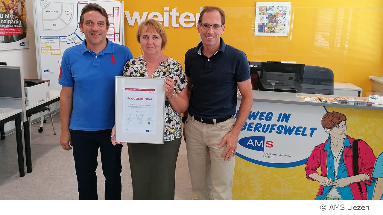 AMS Liezen Leiter Helge Röder und BIZ Abteilungsleiter Rudi Petersmann freuen sich mit Mag.a Gertrude Schachner über die Zertifizierung zur Bildungs- und Berufsberaterin und die Verleihung des European Career Guidance Certificate an der Donau Uni in Krems.