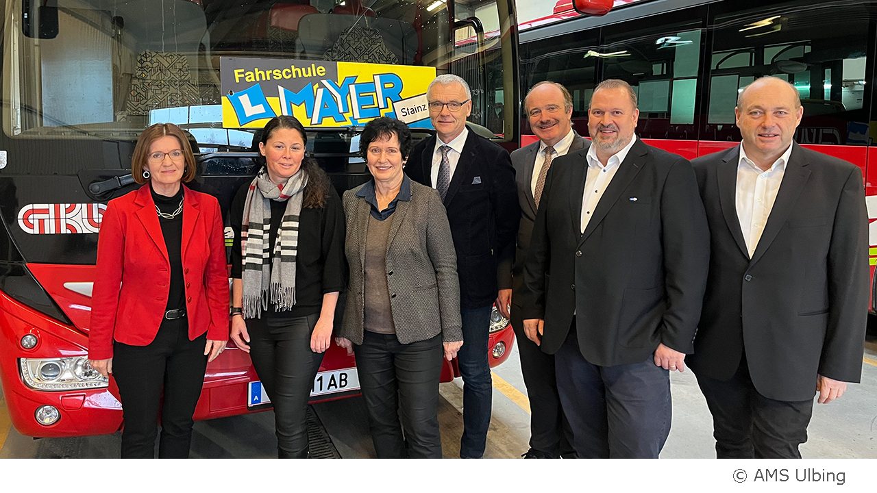 Bild (v.l.n.r.): Maga. Michaela Weyland (GKB), Nicole Wandura (GKB), Elfriede Stopper (AMS), Franz Trummler (Fahrschule Mayer), Helmut Kohler (GKB), RGS-Leiter Hartmut Kleindienst (AMS), Prok. Peter Kronberger (GKB)