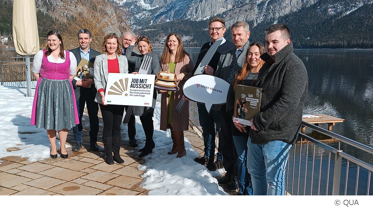 Silvia Perr (Hotel Seevilla), Christian Hollinger (WKO), Marlies Reiner (QUA), Andreas Zitz (Natur- und Wellnesshotel Höflehner), Pamela Binder (Tourismusverband Ausseerland), Petra Barta (G‘sund & Natur Hotel Die Wasnerin), Gerald Marl (AMS), Franz Kromoser (Mondi Resort am Grundlsee), Kathrin-Maria Engl (BerufsFindungsBegleitung STVG) und Julian Butter (Regionalmanagement) bei der Prämierung im Hotel Seevilla Altaussee.