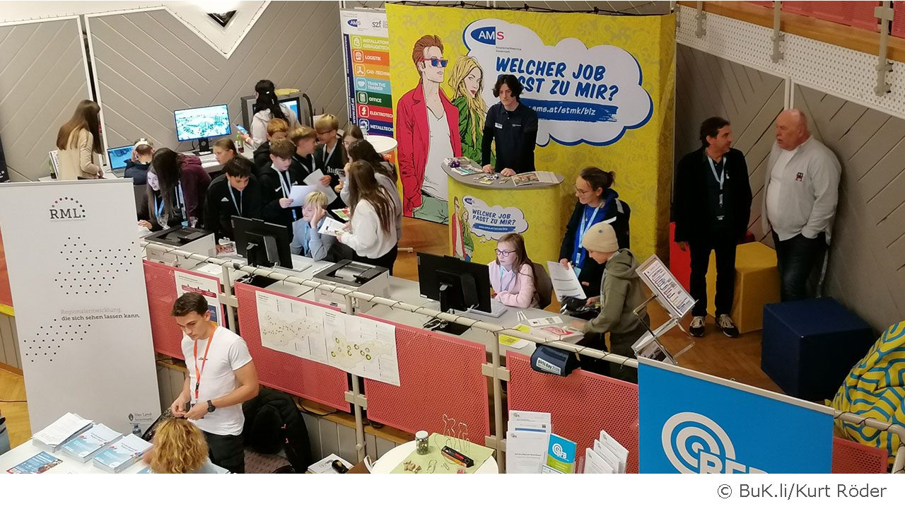 Großes Besucher_inneninteresse am Stand des Arbeitsmarktservice