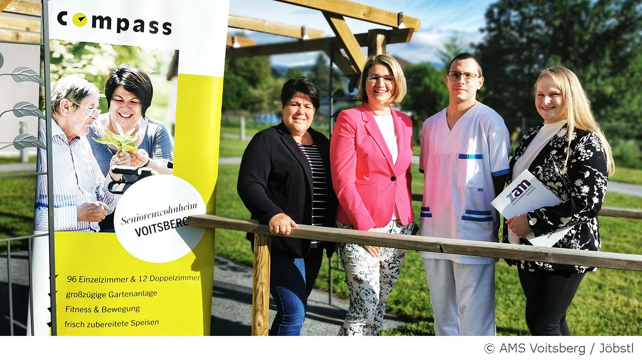 Im Bild von links nach rechts: Andrea Eisel (Pflegedienstleitung Compass), Barbara Jöbstl (AMS), Thomas Turel (Compass), Marianne Blümel, MA (ZAM)