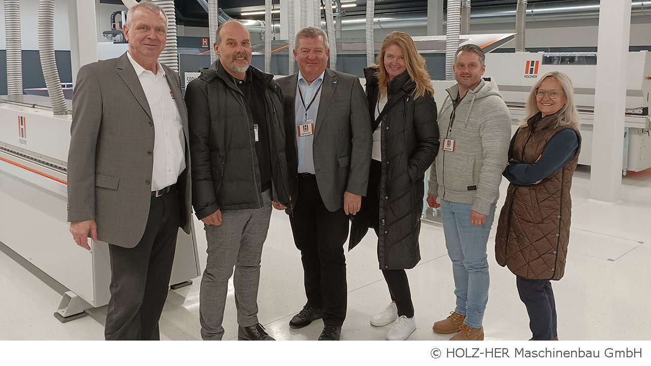 Im Bild von links nach rechts:: Hr. Ing. Steiner (Geschäftsführung HOLZ-HER), Hr. Vogel, Hr. Hansbauer, Fr. Hermann, Hr. Gratz (alle AMS), Fr. Klug (Personalleitung HOLZ-HER)