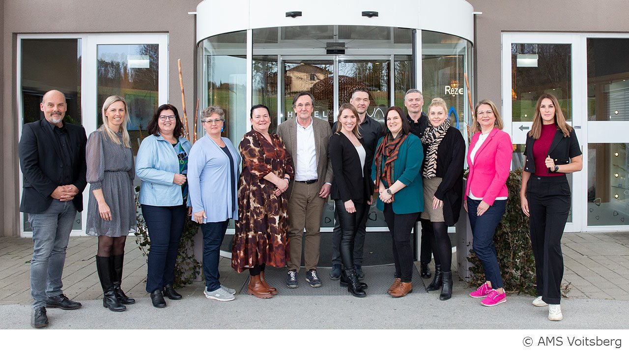 Im Bild von links nach rechts: Roger Vogel (AMS Voitsberg), Mag.a Eva Kogelfranz (Stoelzle Oberglas GmbH), Mag. Claudia Schenner-Klivinyi (Alea & Partner), Dagmar Stainer (AMS Steiermark), Andrea Wagner (Spanische Hofreitschule), Andreas Leeb (Schlack & Partner), Elisabeth Schmidt-Puffing, Jürgen Pölzl (beide ERV G. Pinteritsch GmbH), Eva Traumüller (Therme Nova Köflach GmbH), Ing. Markus Schriebl (TAGnology RFID GmbH), Stefanie Langer (Therme Nova Köflach GmbH), Barbara Jöbstl (AMS Voitsberg), Mag.a Isabella Vogl (Vogl Baumarkt GmbH)