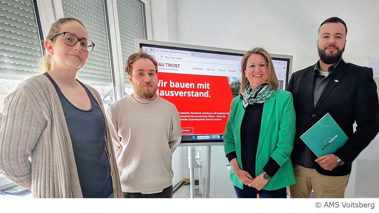 Von loinks nach rechts:. DI Julia Sochacky, Antonio Anghel (beide Fa. Bau Trost Gmbh), Barbara Jöbstl (AMS), Egzon Rama (move ment)
