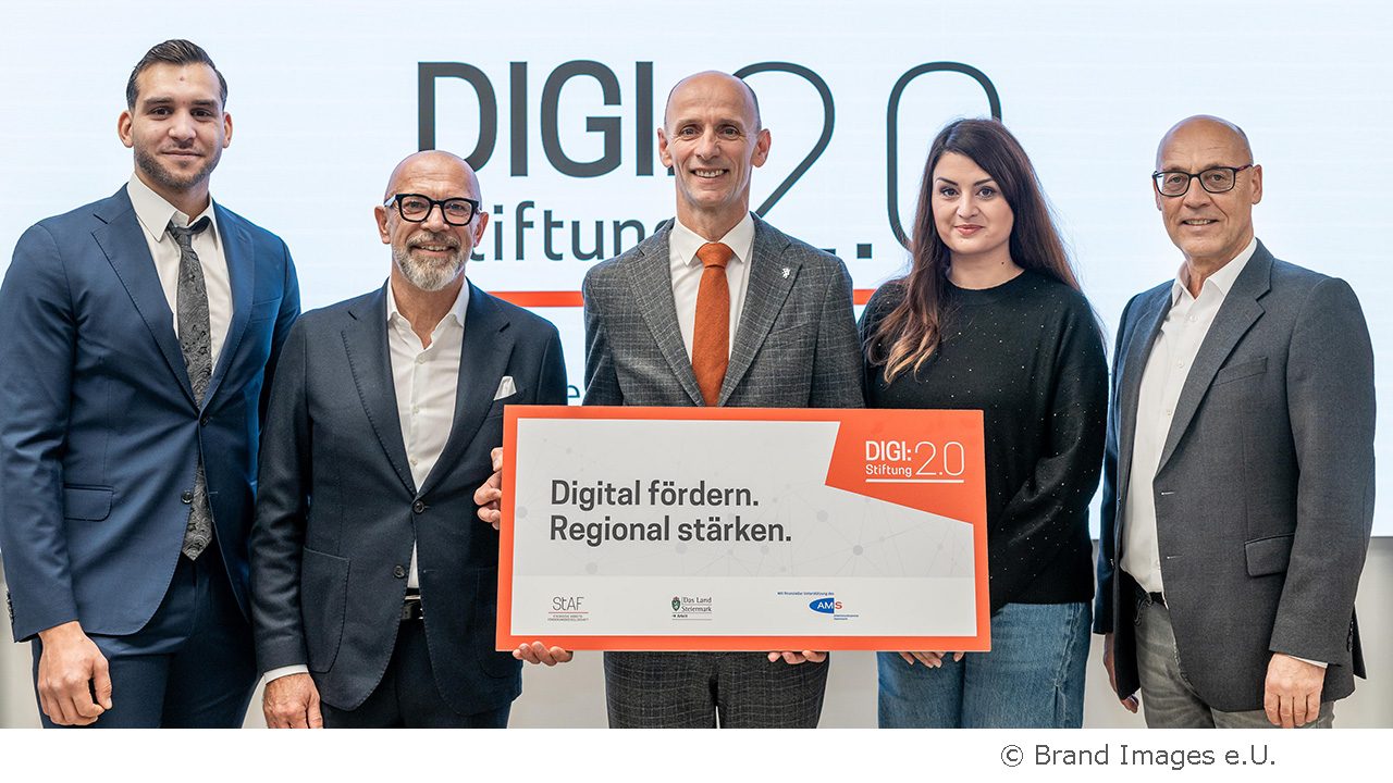 V.l.n.r.: Raphael Lantigua Suarez (Absolvent), Hubertus Seeberger (GF ACP IT Solutions GmbH), Willibald Ehrenhöfer (Landesrat), Lejla Kurtic (Absolventin), Karl-Heinz Snobe (GF AMS Steiermark) (Fotocredit: Brand Images e.U.)