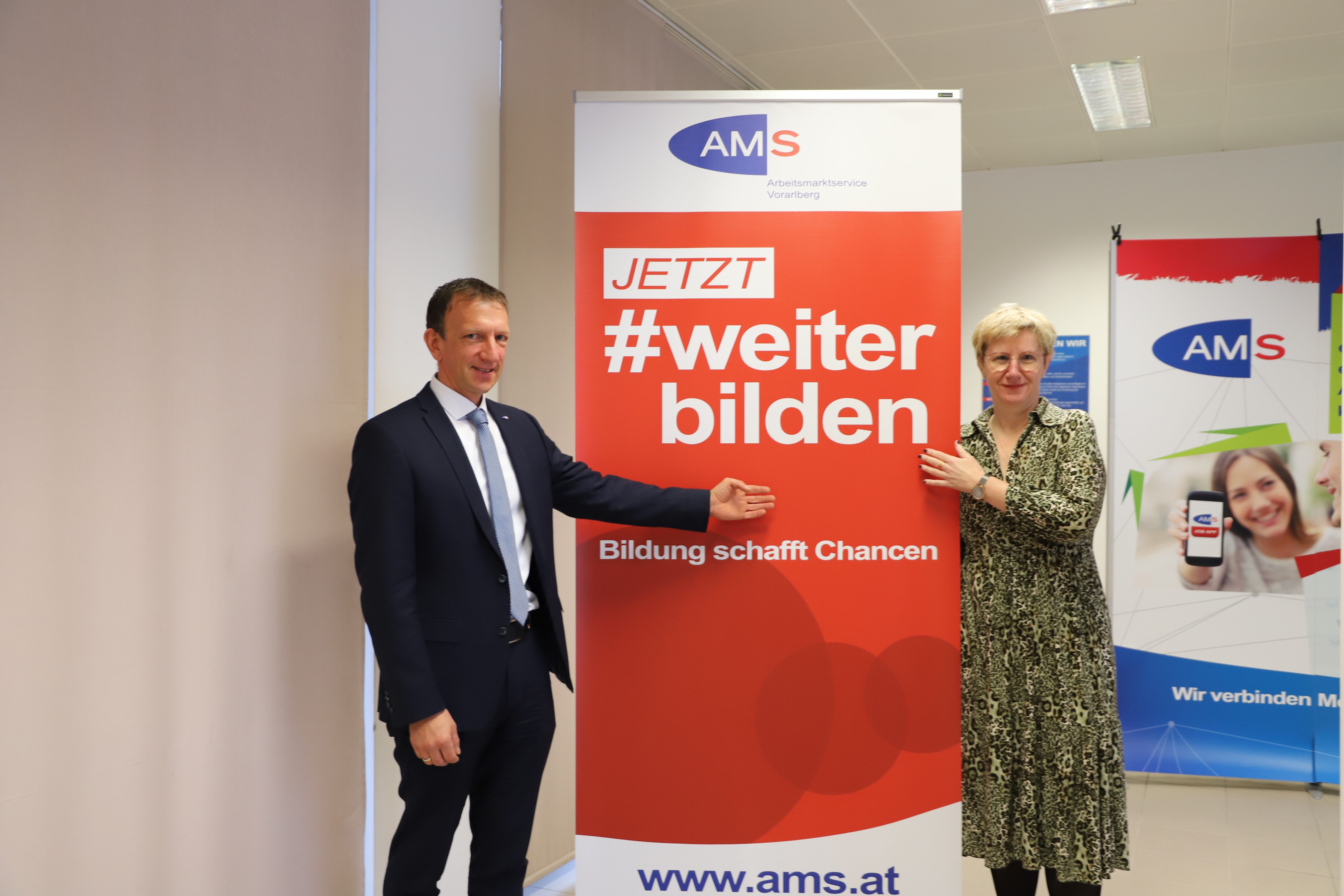 v.l.: AMS Landesgeschäftsführer Bernhard Bereuter und Katharina Neuhofer, stv. AMS Landesgeschäftsführerin im Rahmen der AMS Pressekonferenz „Arbeitsprogramm 2021“ am 26. Jänner 2021. ©AMS Vorarlberg