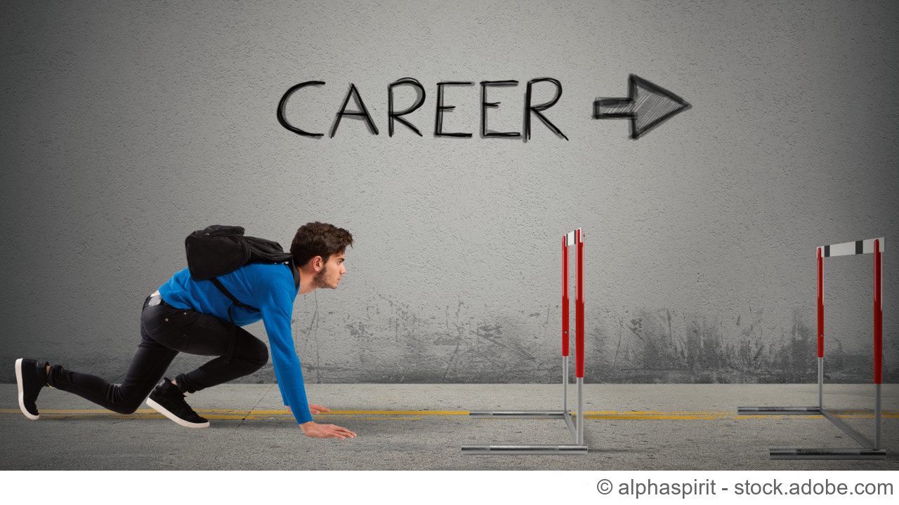 Läufer mit Rucksack in Startposition vor einem Hürdenlauf, im Hintergrund ist das Wort "Career" mit einem Pfeil in Laufrichtung zu lesen