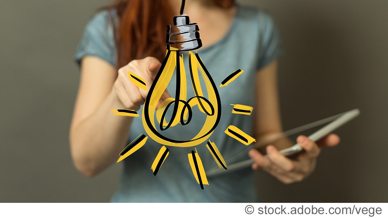 Frau tippt auf Glühbirne