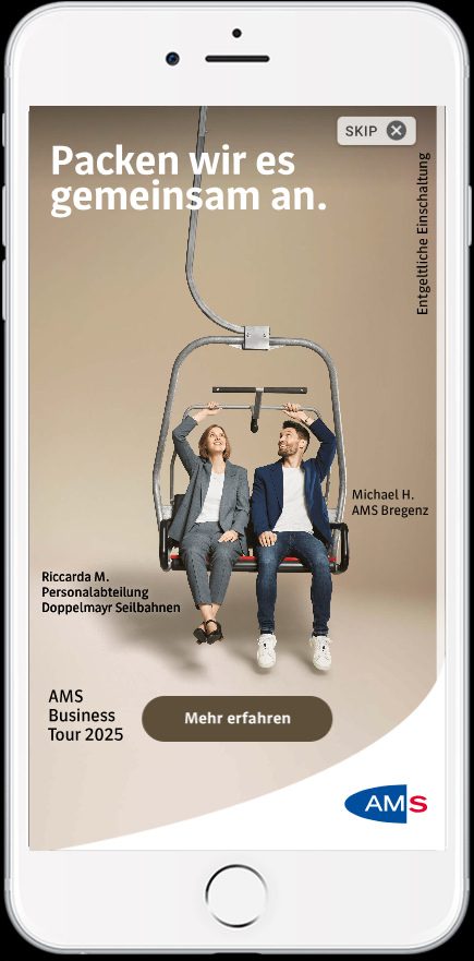 Unternehmerin und AMS-Berater sitzen gemeinsam auf einem Sessellift: "Packen wir es gemeinsam an. AMS Business Tour 2025."