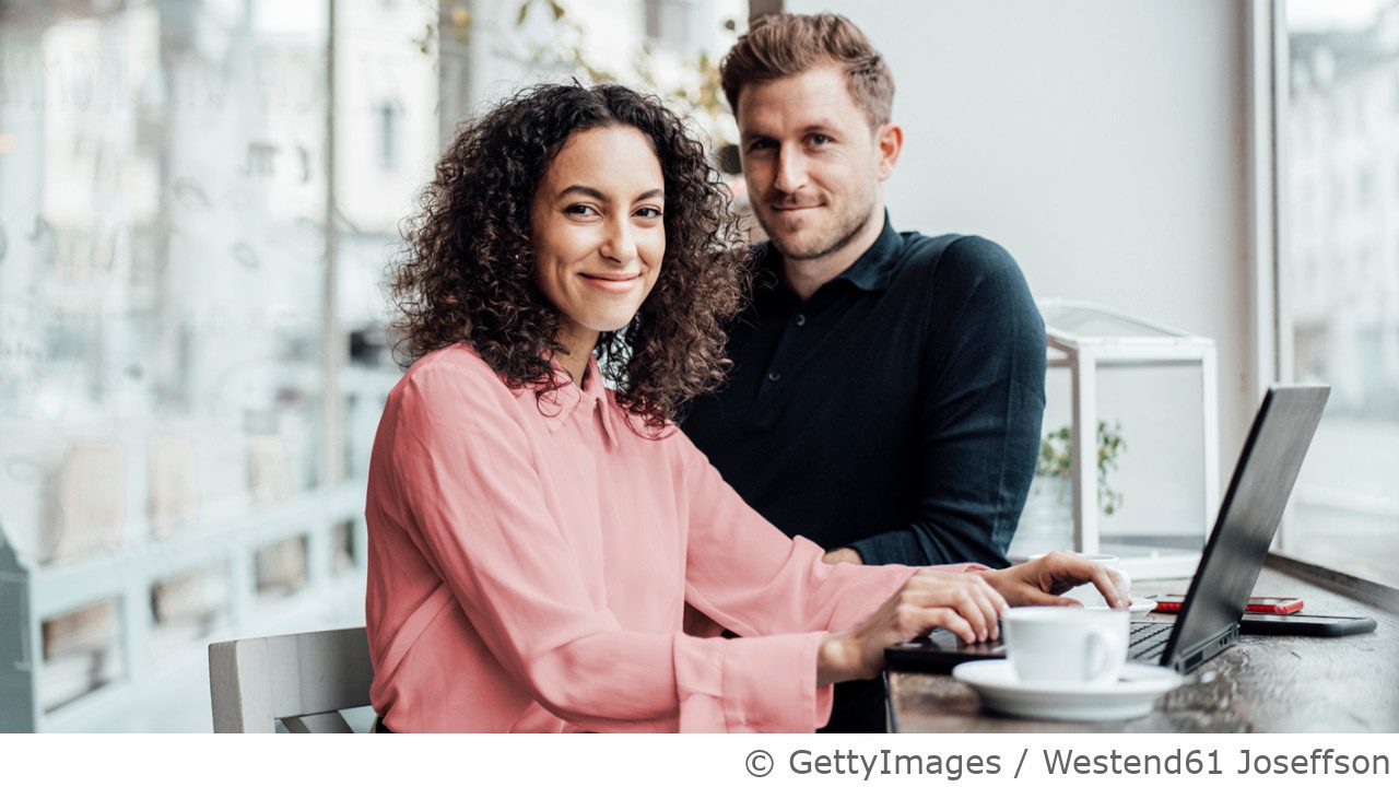 Frau im Büro hält Ausschau nach guten Angeboten