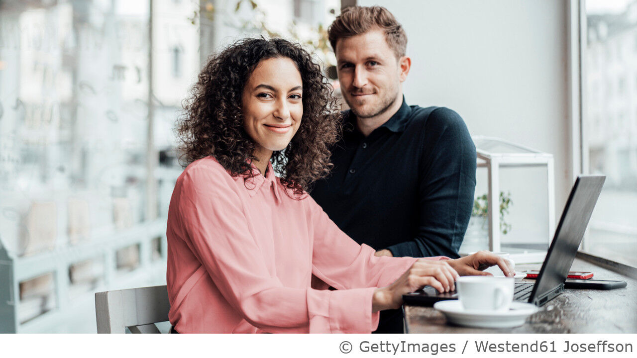 Frau im Büro hält Ausschau nach guten Stellenageboten am Laptop