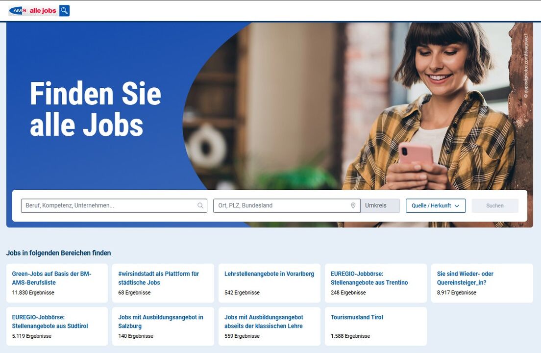 Screenshot der Startseite von allejobs im Internet, links der Text Finden Sie alle Jobs, rechts ein Foto einer Frau die auf ihr Handy schaut.