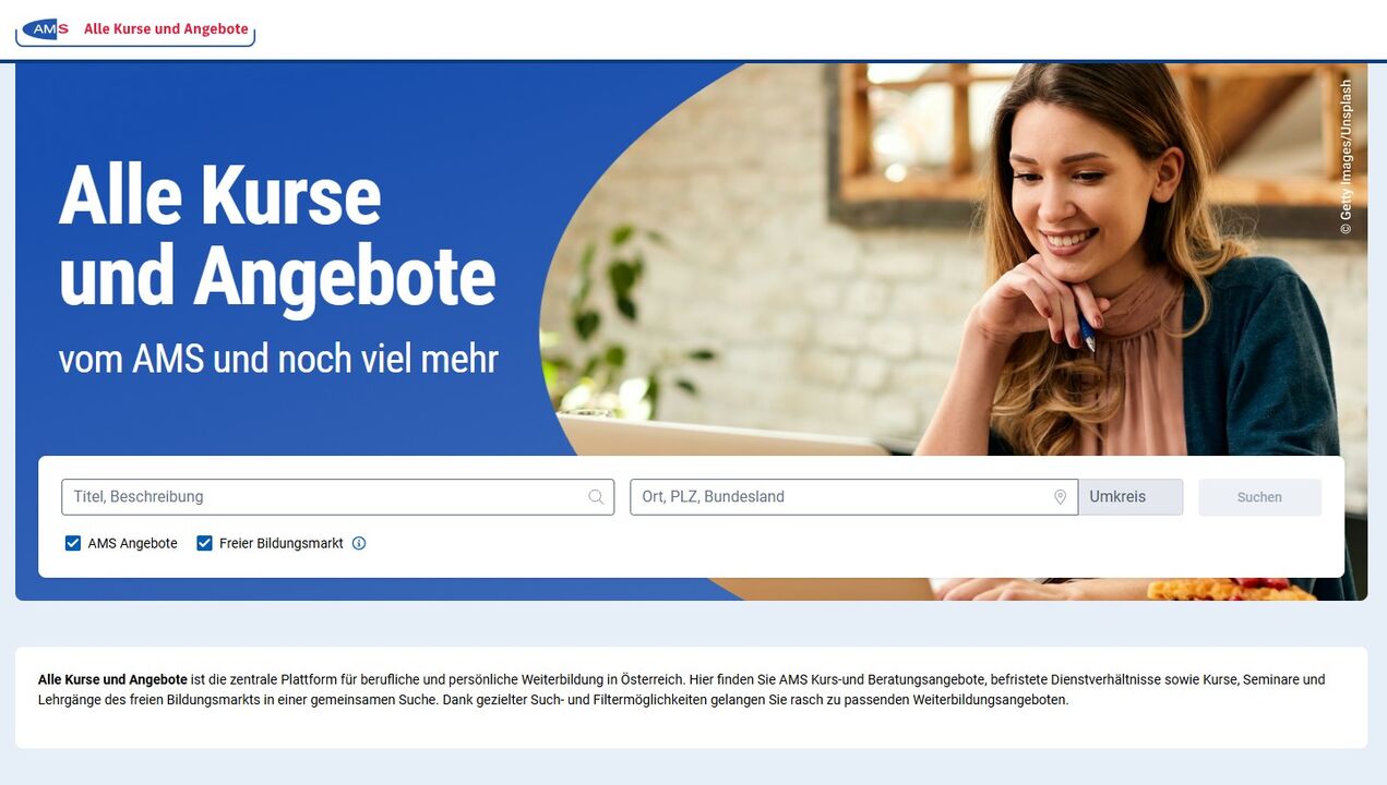 Screenshot der Startseite von Alle Kurse im Internet, links der Text Alle Kurse und Angebote, rechts ein Foto einer Frau die auf einen Laptop schaut.