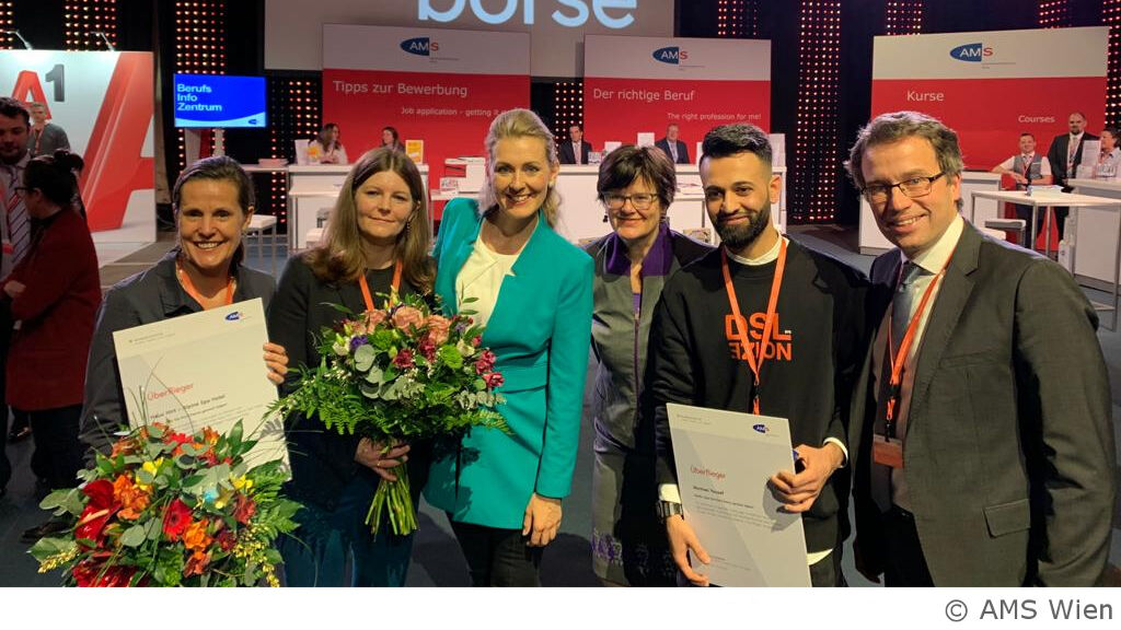 Personen auf diesem Foto: Evelyn Ikrath, Haus Hirt Personalchefin, Haus Hirt BM Christine Aschbacher AMS Wien Chefin Petra Draxl Preisträger Norman Yousef AMS Vorstand Johannes Kopf
