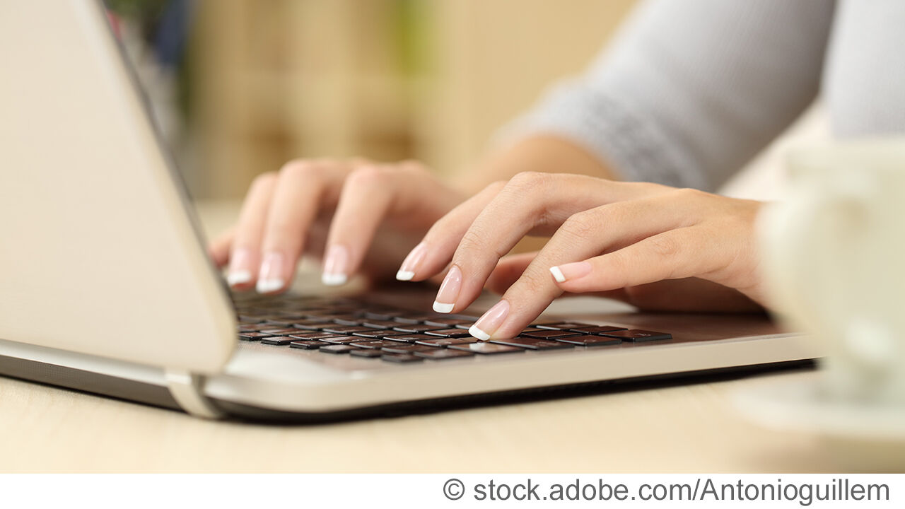 Frau tippt auf Laptoptastatur