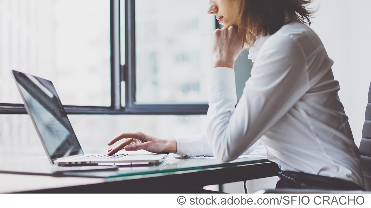 Symbolbild Wiedermeldung (Frau vor Laptop sitzend)