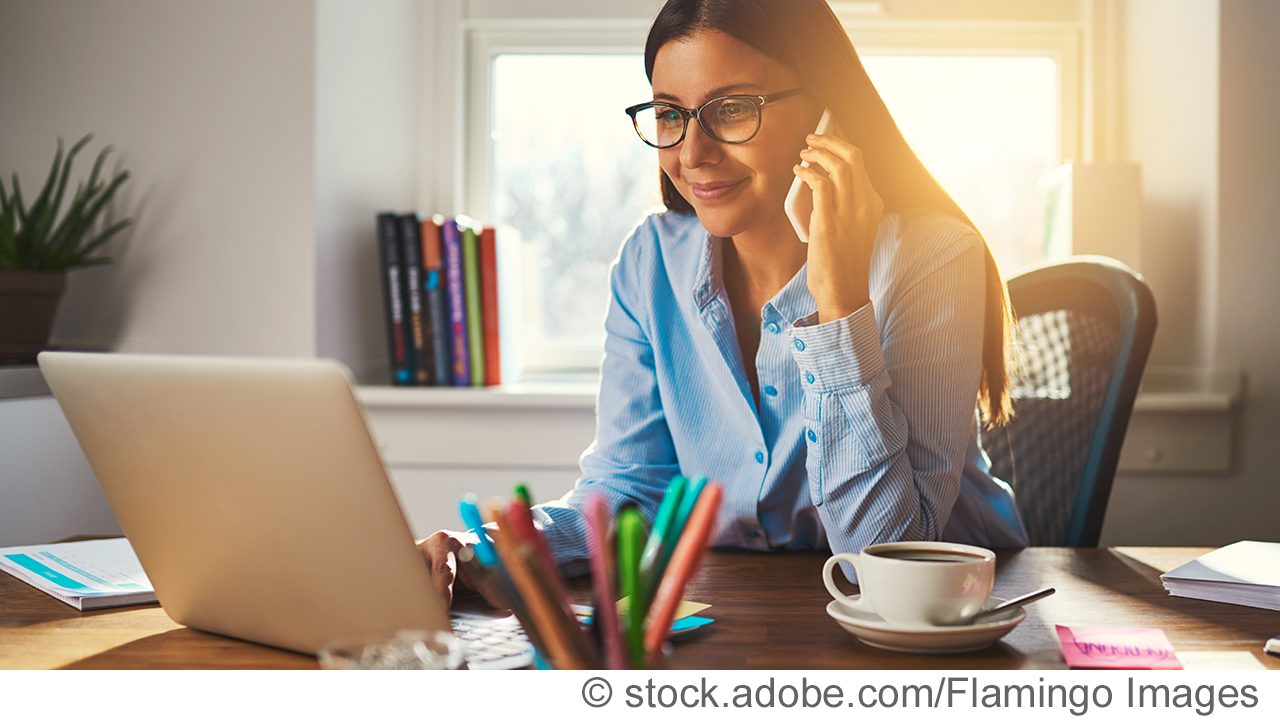 Frau sucht online nach einem neuen Job