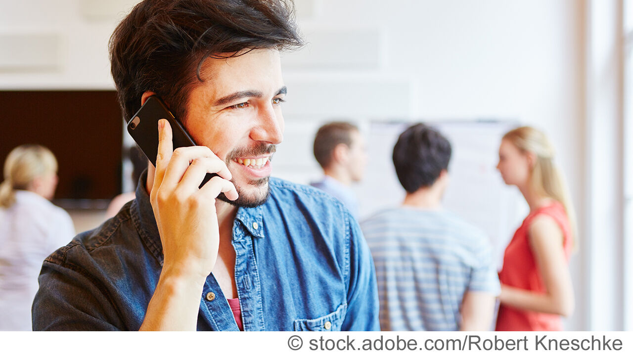 Mann als Geschäftsmann telefoniert mit dem Smartphone  