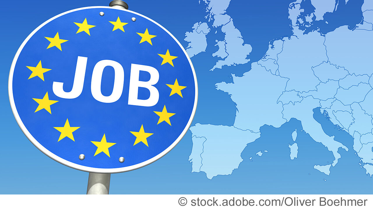Job, Arbeit, Europa, Ausland, EU, arbeiten, Beruf, Jobsuche, europaweit suchen finden Schild, fördern Business einwandern jobs auswandern, Chance Herausforderung Zukunft Grafik, Illustration, blau SymbolArbeitsmigration Entscheidung Hoffnung Hintergrund Eurozone, modern Jobsuche, Freiraum Karte Textfreiraum Euroraum, Europakarte Abbildung bildlich, Vermittlung, Ausbildung, Gesetz Freizügigkeit arbeitslos Jobangebot EU-Bürger eu weit Problem fahne, kontinent, Europafahne 