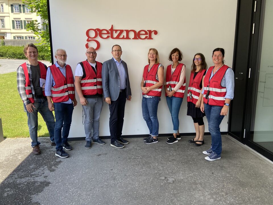 Zu Besuch bei Getzner Textil in Bludenz (v.l.): AMS Mitarbeiter, Stefan Vögel/ BIZ Bludenz, AMS RGS-Leiter von Bludenz, Erich Gstrein, SfU-Berater Oliver Wellschreiber, Getzner Textil Leitung Human Resources, ppa. Dr. Matthias Walter mit den AMS Mitarbeitenden Irmgard Seifert, Daniela Innerhofer, Anita Nigsch und Christine Hilbrand. @AMS Vorarlberg