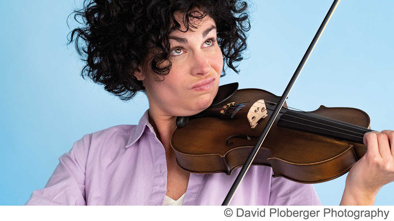 Eine Frau spielt schiefe erste Töne auf einer Geige