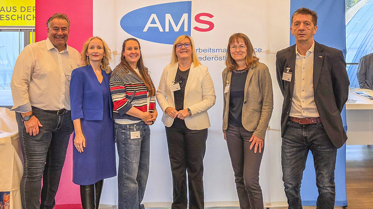 Gruppenfoto vom AMS NÖ-Bürgermeisterforum in Sankt Pölten am 12. Oktober 2026