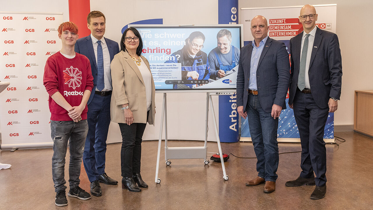 Podium der Pressekonferenz des AMS NÖ zur Werbekampagne "Wie schwer ist es...?"