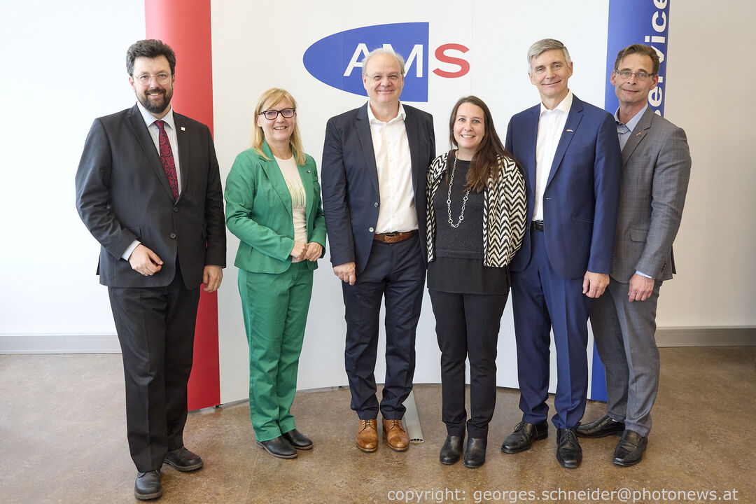 Die neue Leiterin der Geschäfststelle Monika Taboga (3.v.R.), der scheidende Geschäftsstellenleiter Thomas Pop (3.v.L.), Andreas Windl (2.v.R.)., Bezirksstellenleiter AK St. Pölten,  Mag. Gernot Binder (R.) Bezirksstellenleiter WK St. Pölten, Sandra Kern stv. Landesgeschäftsführerin des AMS NÖ, Vizebürgermeister der Stadt St. Pölten Harald Ludwig (L.)